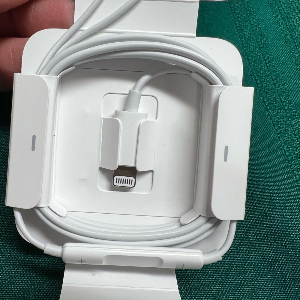 iphone ear buds and aux cable adapter & plug - Picture 8 of 8